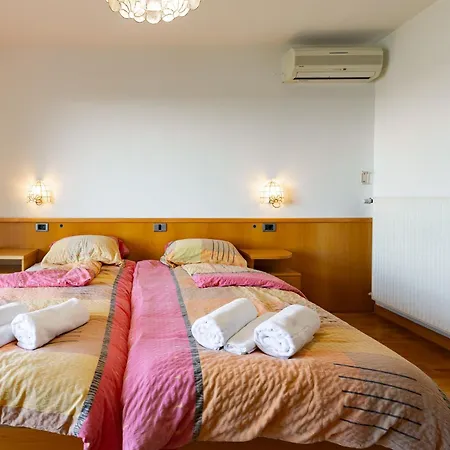 Old Road Rooms And Apartments With Pool Portorož Exterior foto